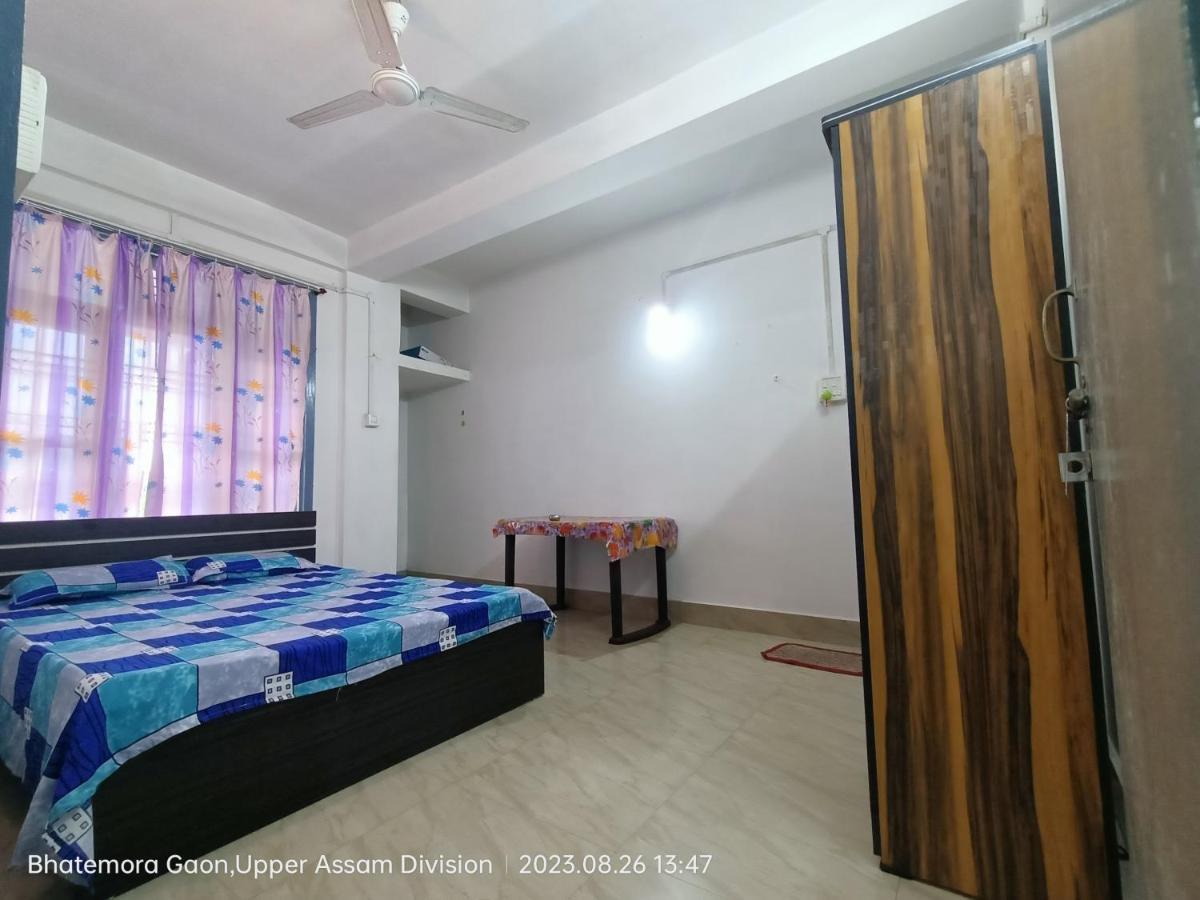 Taj Residency Holiday Homestay -Entire 1Bhk & 2Bhk Private Apartments -Call 767Ooo54Oo จอร์ฮัต ภายนอก รูปภาพ