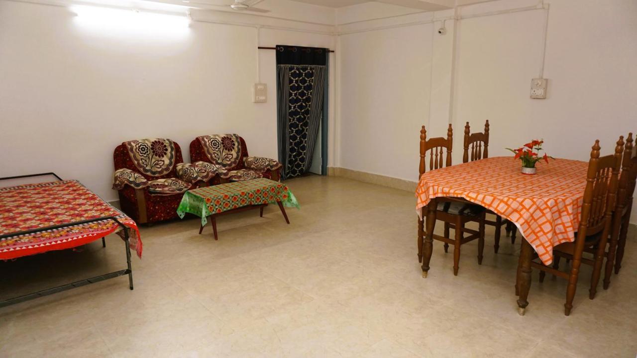 Taj Residency Holiday Homestay -Entire 1Bhk & 2Bhk Private Apartments -Call 767Ooo54Oo จอร์ฮัต ภายนอก รูปภาพ