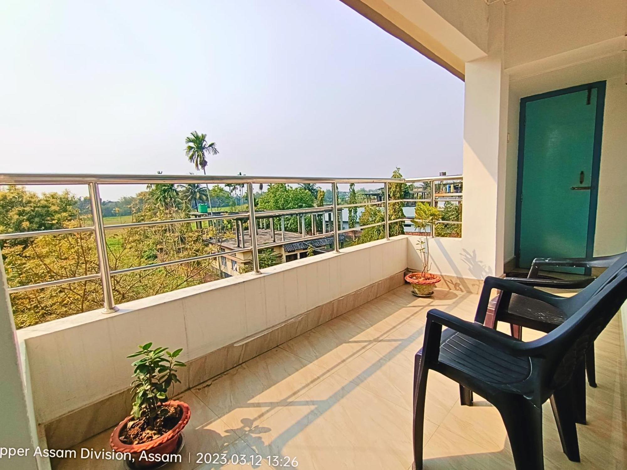 Taj Residency Holiday Homestay -Entire 1Bhk & 2Bhk Private Apartments -Call 767Ooo54Oo จอร์ฮัต ภายนอก รูปภาพ