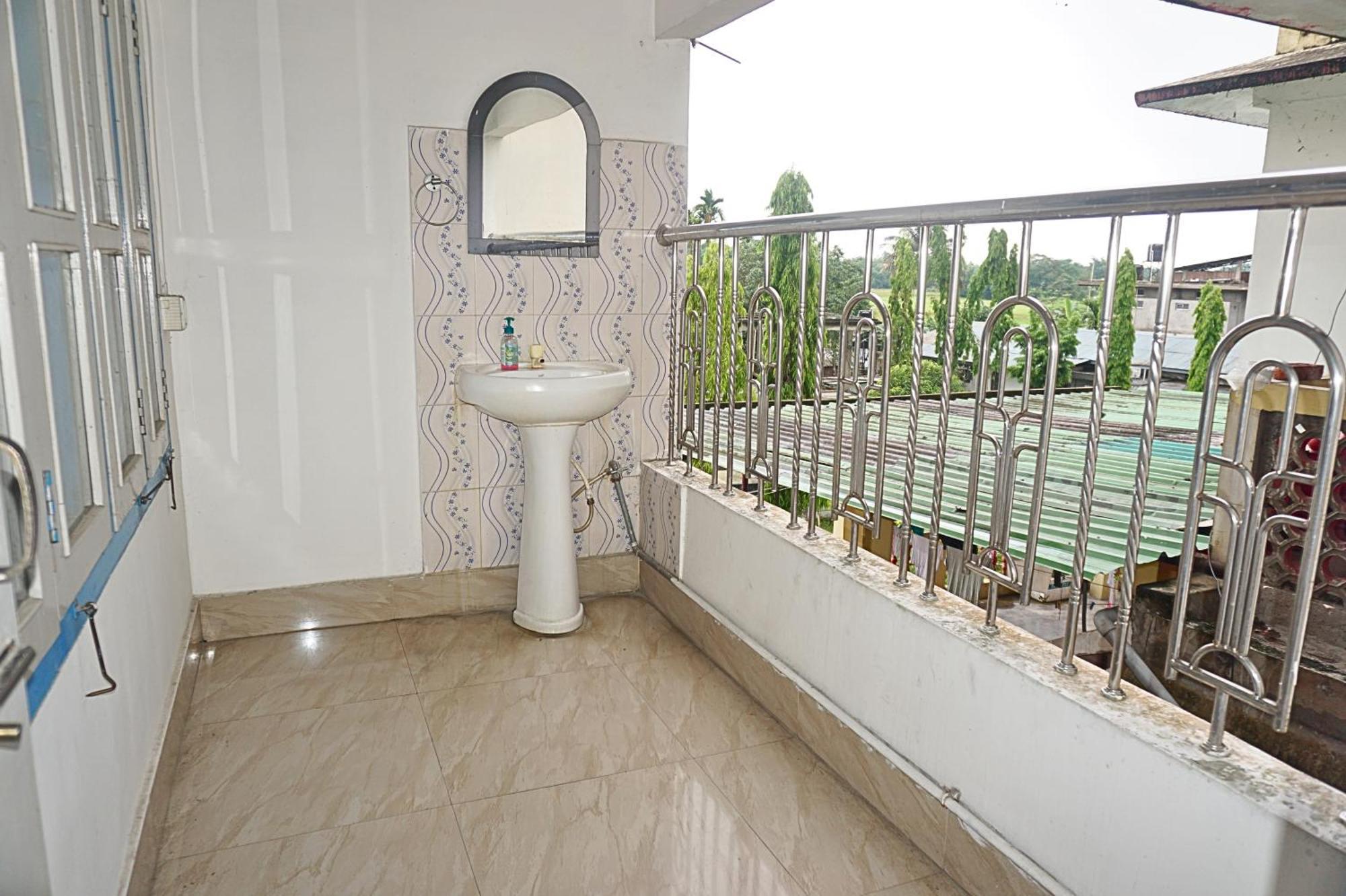 Taj Residency Holiday Homestay -Entire 1Bhk & 2Bhk Private Apartments -Call 767Ooo54Oo จอร์ฮัต ภายนอก รูปภาพ
